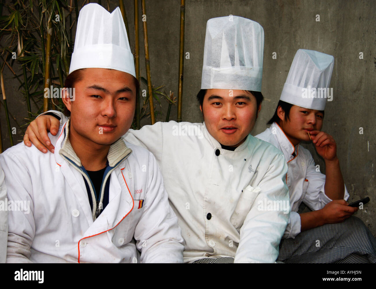 KÖCHE VOR EINEM HOTEL AM CANAL SUZHOU, PROVINZ JIANGSU, CHINA Stockfoto
