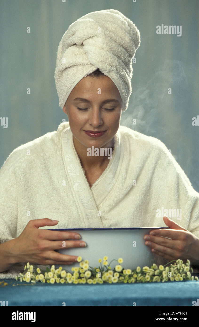 Frau Vor Kamille Dampfbad Stockfoto