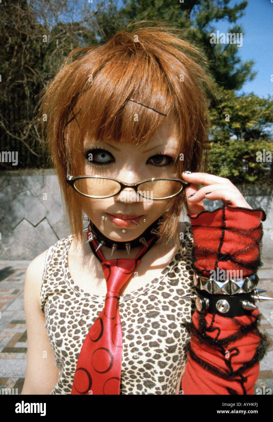 Teenager-Mädchen mit ungewöhnlichen Kontaktlinsen gekleidet für cos-Wiedergabe Coz-spielen auf Jingubashi Brücke, Harajuku, Tokio, Japan. Stockfoto