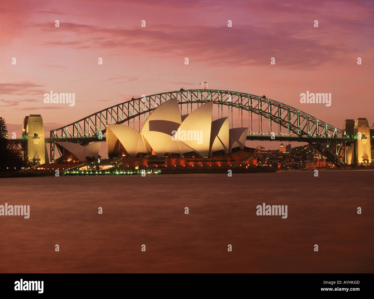 Sydney Harbour Bridge und Opera House in der Abenddämmerung Stockfoto