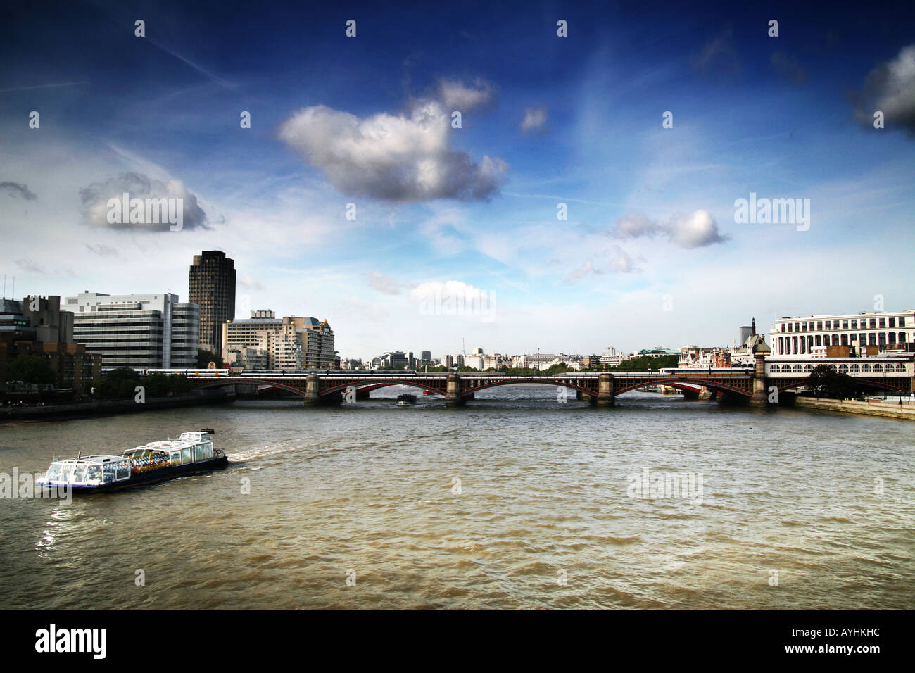 Blick auf die Themse und London von der Millennium bridge Stockfoto