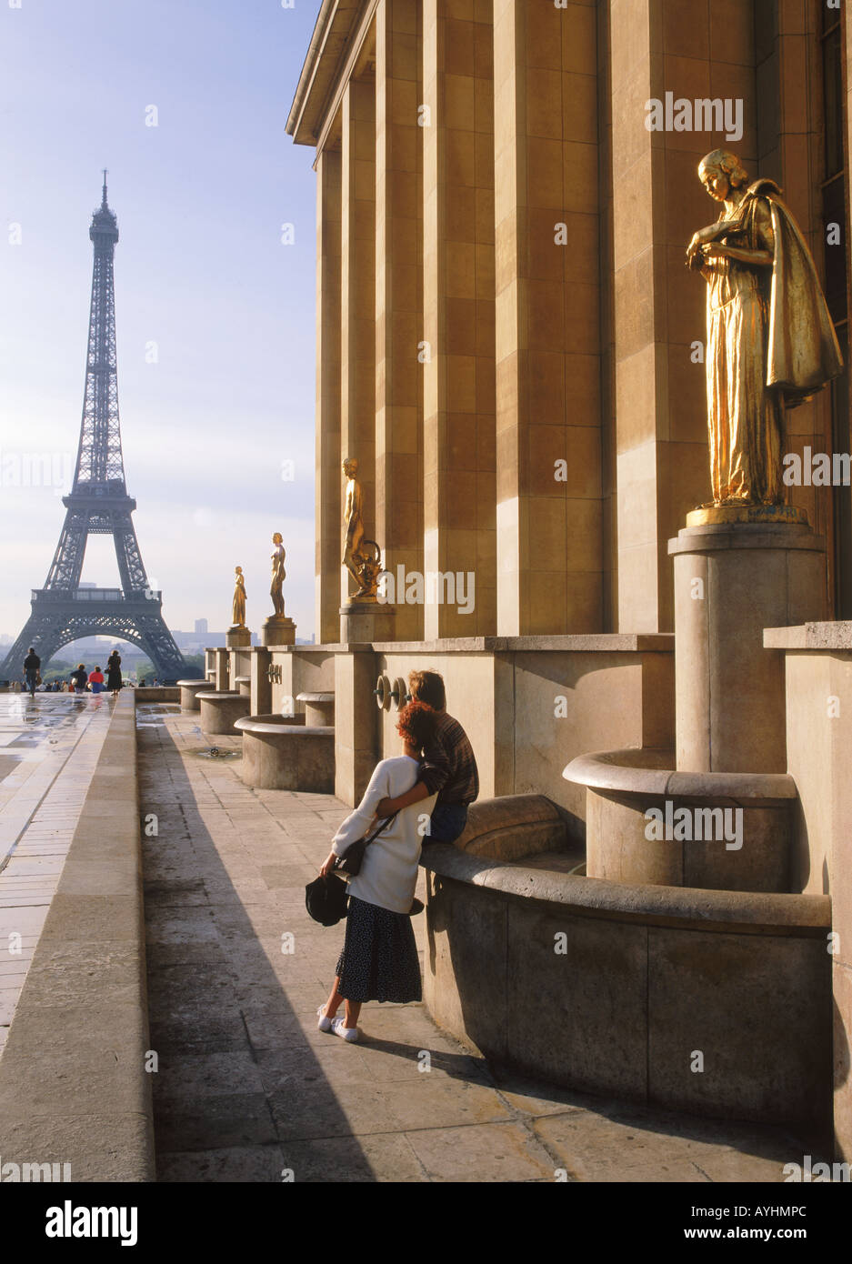 Zu zweit am Palais Chaillot mit goldenen Figuren und Eiffelturm bei Sonnenaufgang Stockfoto