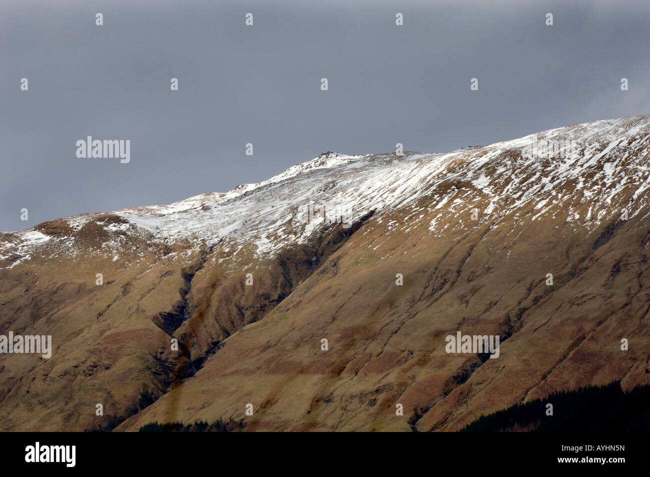 Schnee auf den Bergen in der Region Southern Highlands von Schottland Stockfoto