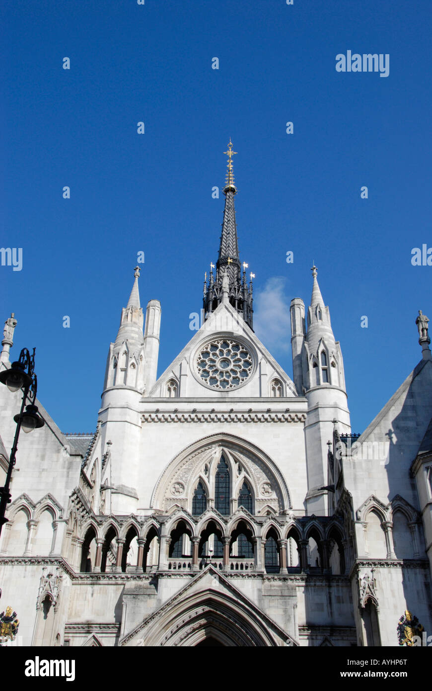 Royal Courts of Justice gegen blauen Himmel der Strang-London Stockfoto