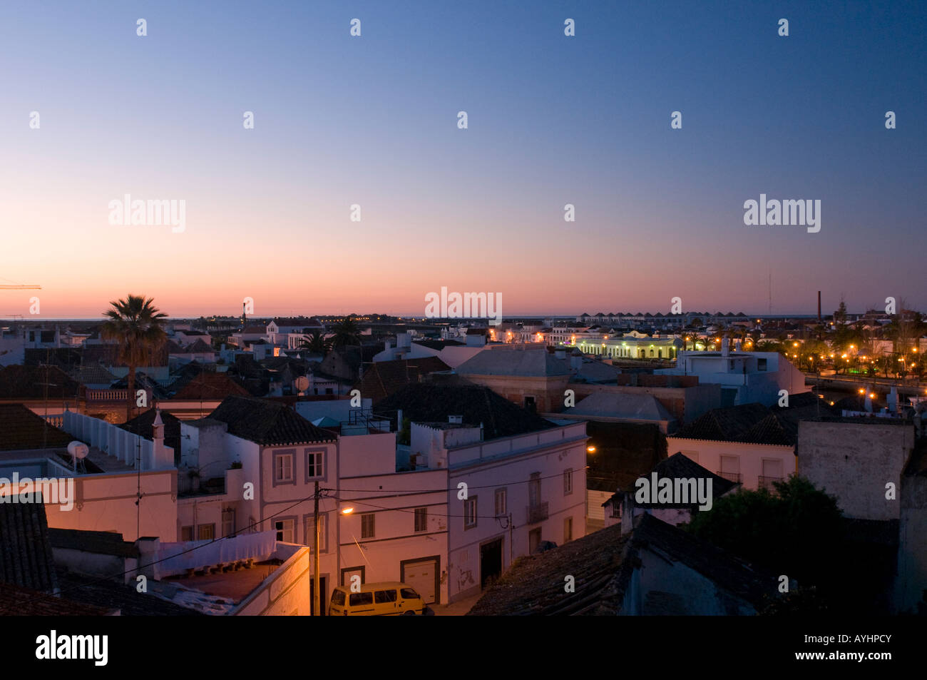 Sonnenaufgang über der Stadt von Tavira in der Algarve-Portugal Stockfoto