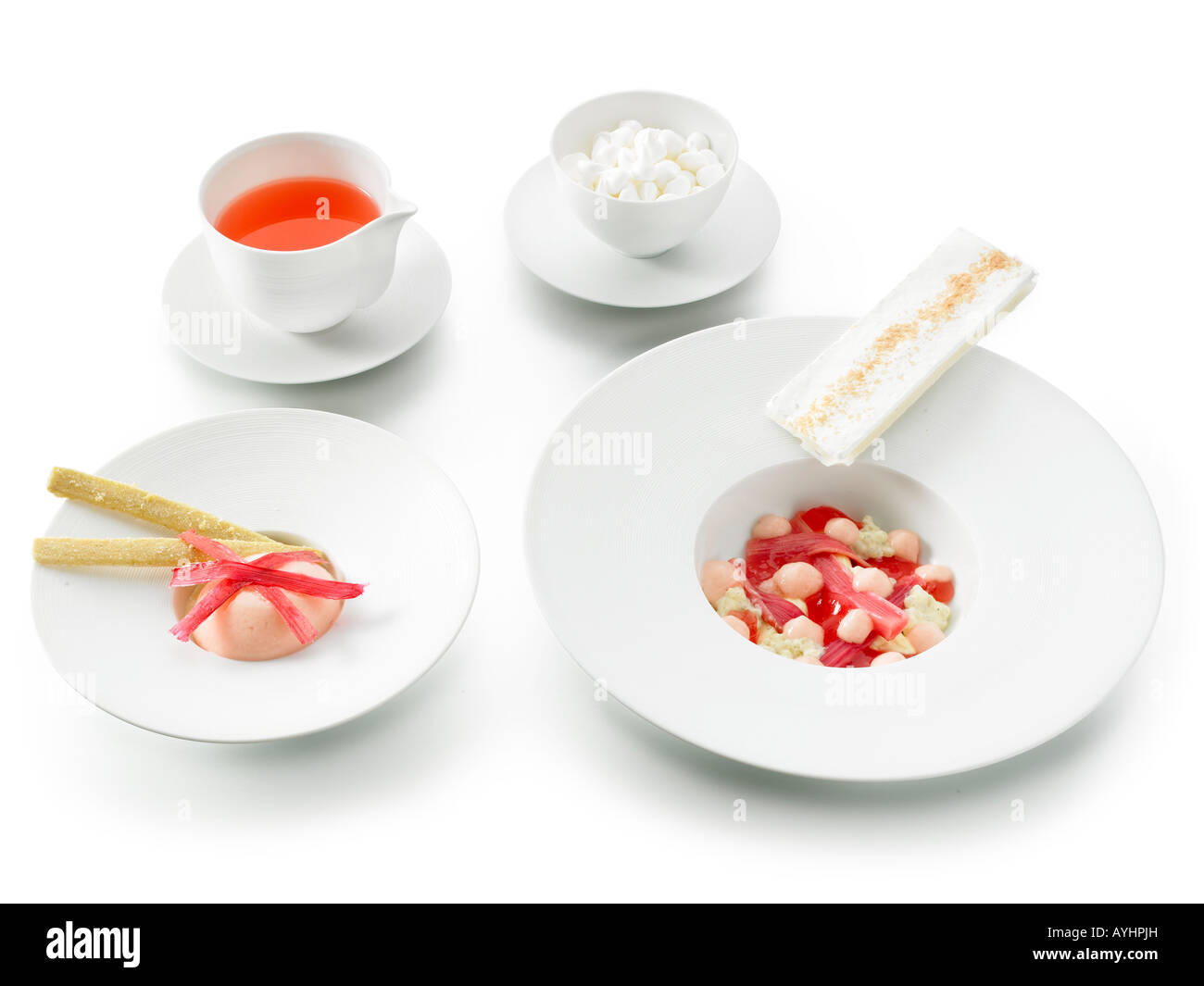 Pochierter Rhabarber mit Rhabarber-Tapioka-Rhabarber-Sorbet und shortbread Stockfoto