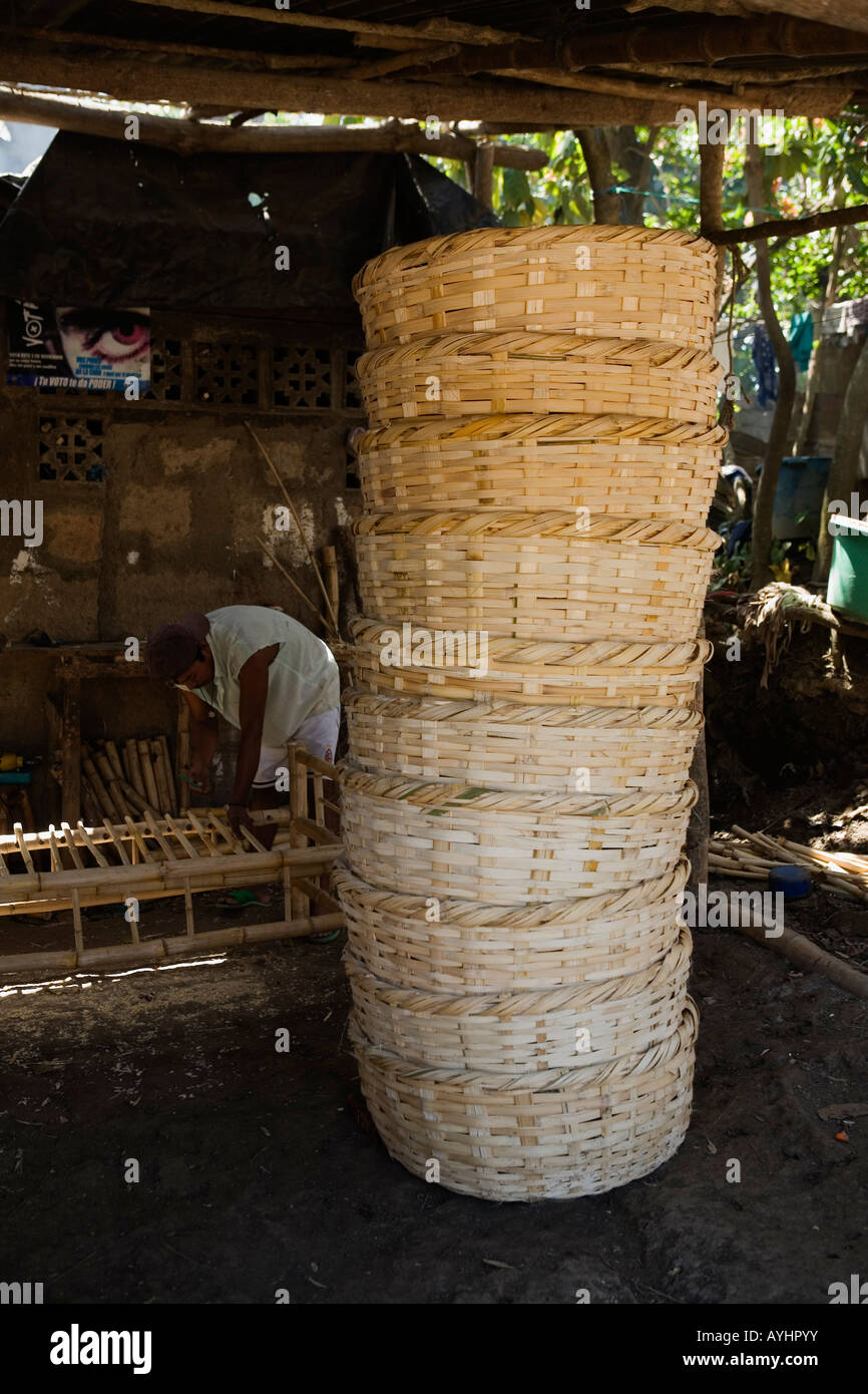 Weidenkörbe von Hand Catarina Mirador Nicaragua zu machen Stockfoto