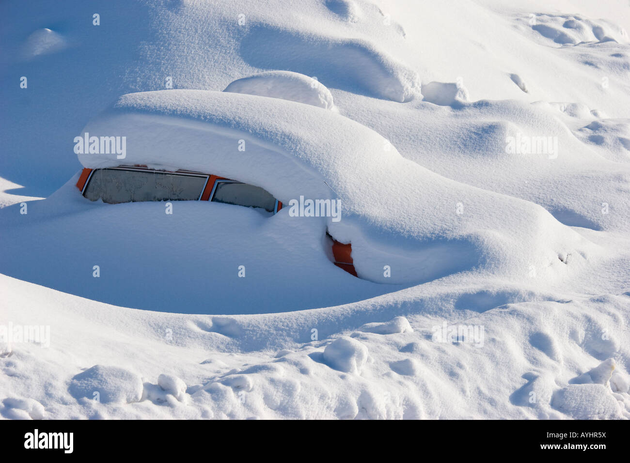 Ein Auto ist im Schnee stecken. Stockfoto