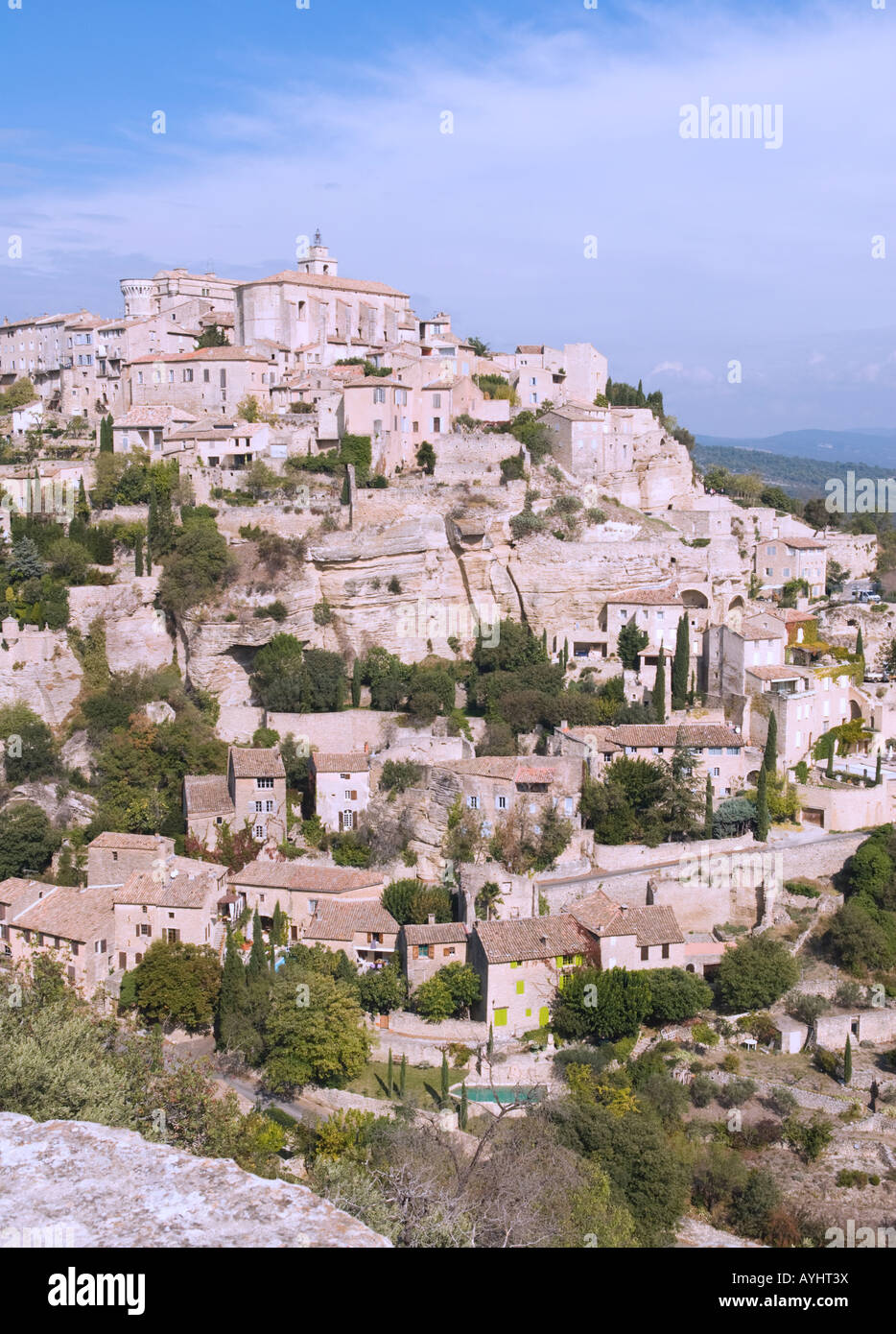 Blick auf die Hügel Stadt Gordes in der Luberon Region im Süden Frankreichs. Stockfoto