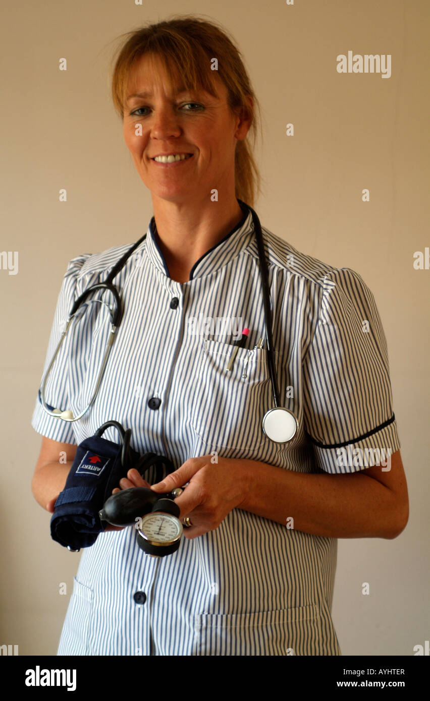 Krankenschwester hält ein Aneroid Blutdruckmessgerät Blutdruckmessgerät Stockfoto