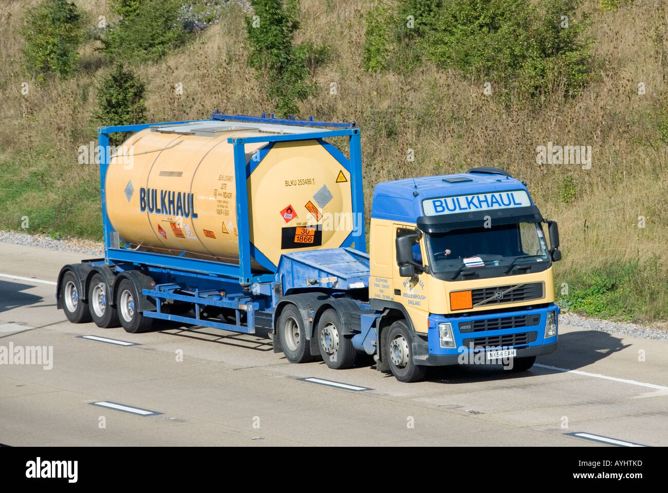Bulkhaul britisches Unternehmen im globalen Tankertransport von Flüssigkeiten und Pulvern LKW-LKW-Fahrer und Transportcontainer-Anhänger, die auf der britischen Autobahn fahren Stockfoto