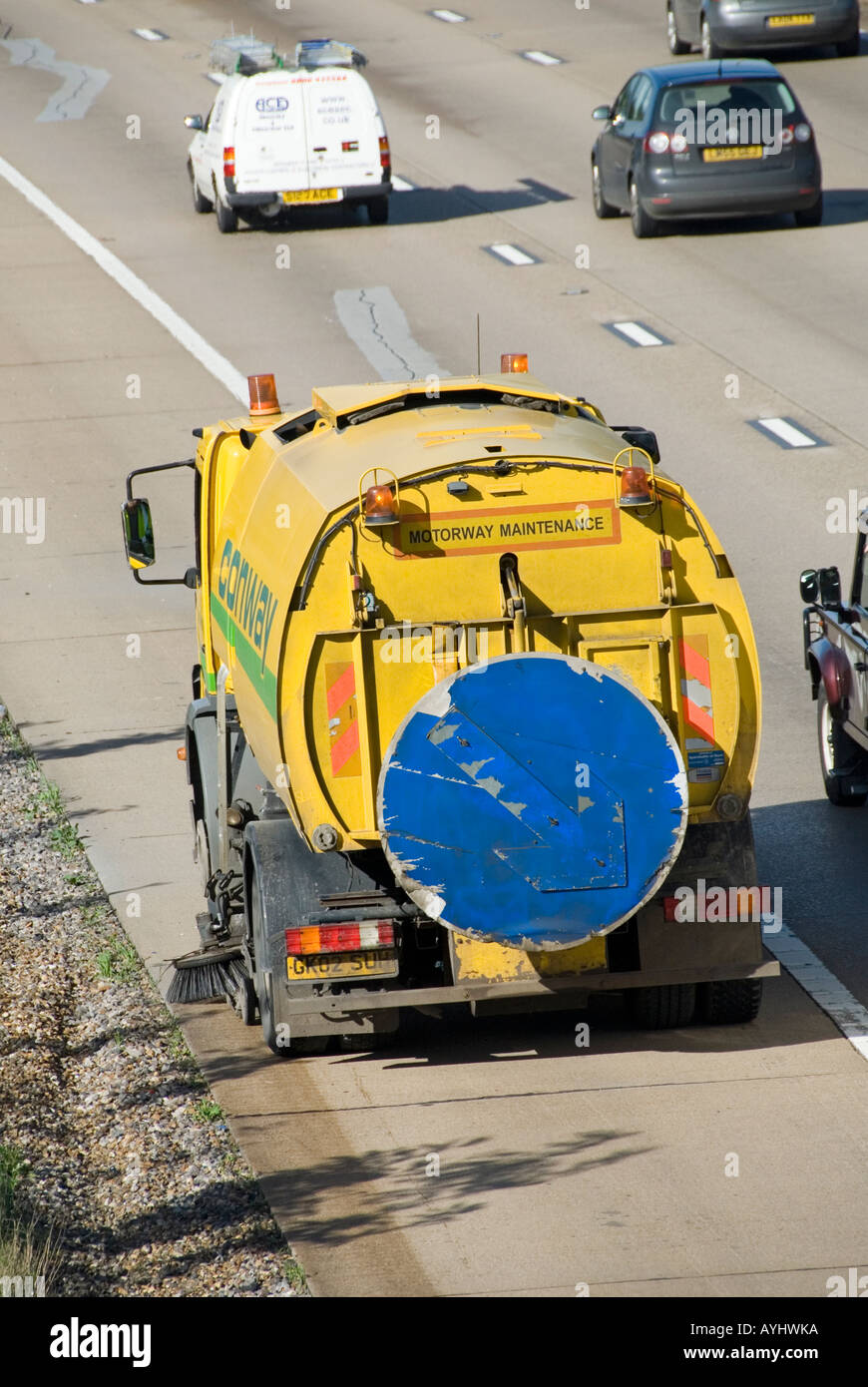 M25 Autobahn mechanische Kehrmaschine arbeitet auf dem Standstreifen neben verschüttete Französisch Kanalisation Kies Stockfoto