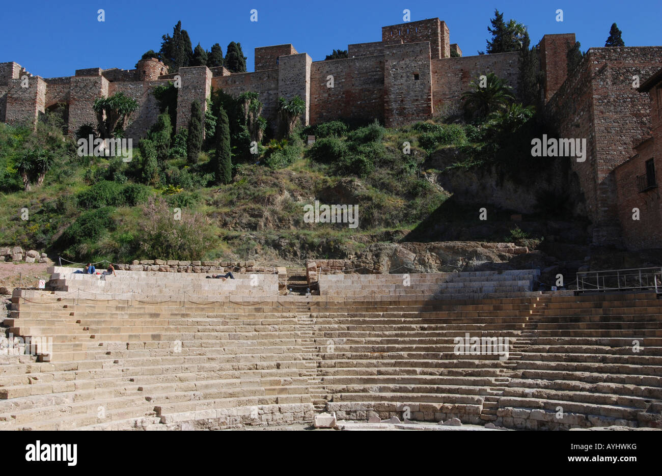 Roman Amphitheatre mit Alcazaba im Hintergrund, Malaga, Spanien Stockfoto