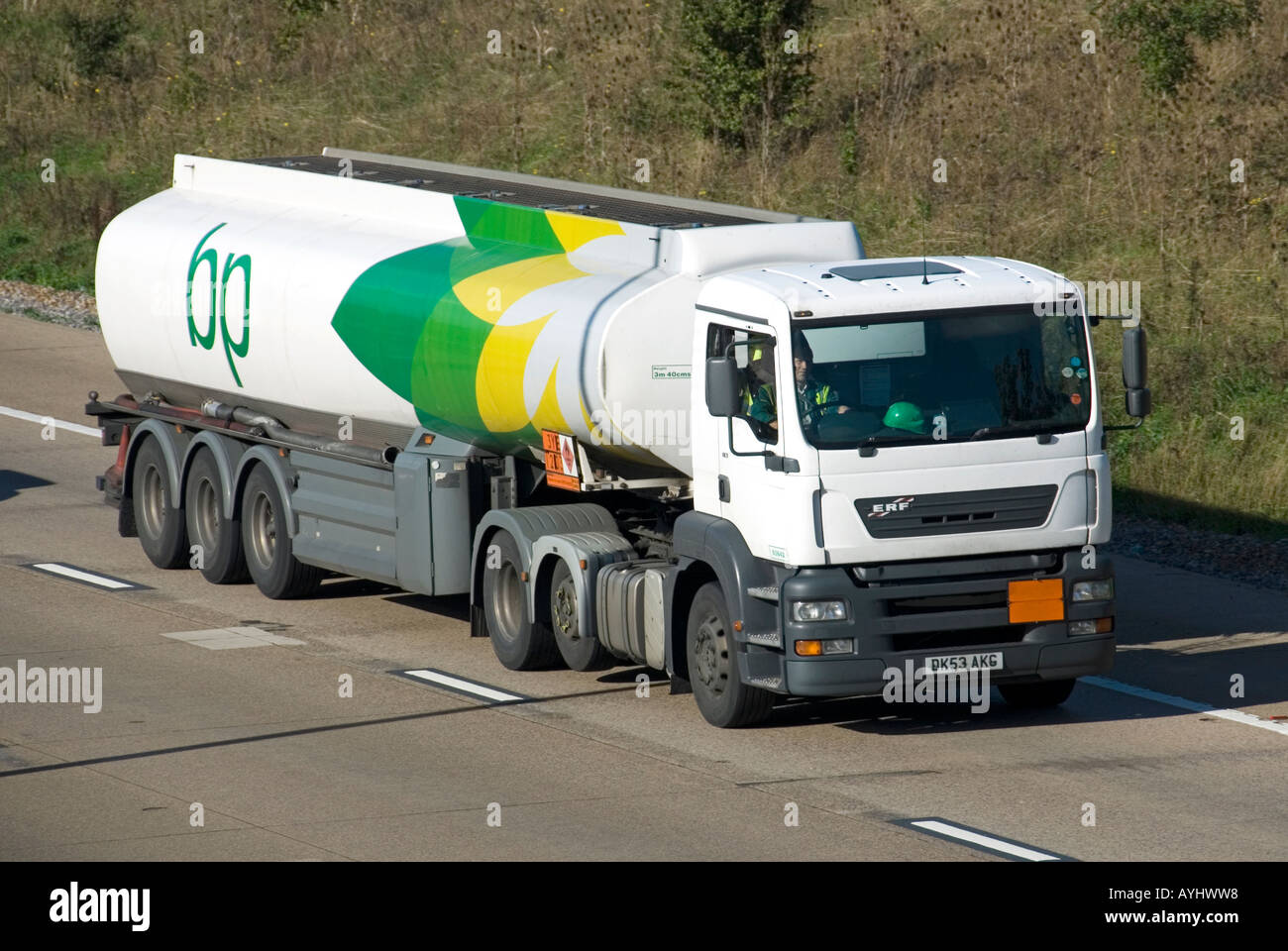 British Petroleum Kraftstoff Lieferung Tanker Trailer und ERF LKW mit Hazchem Zeichen Stockfoto