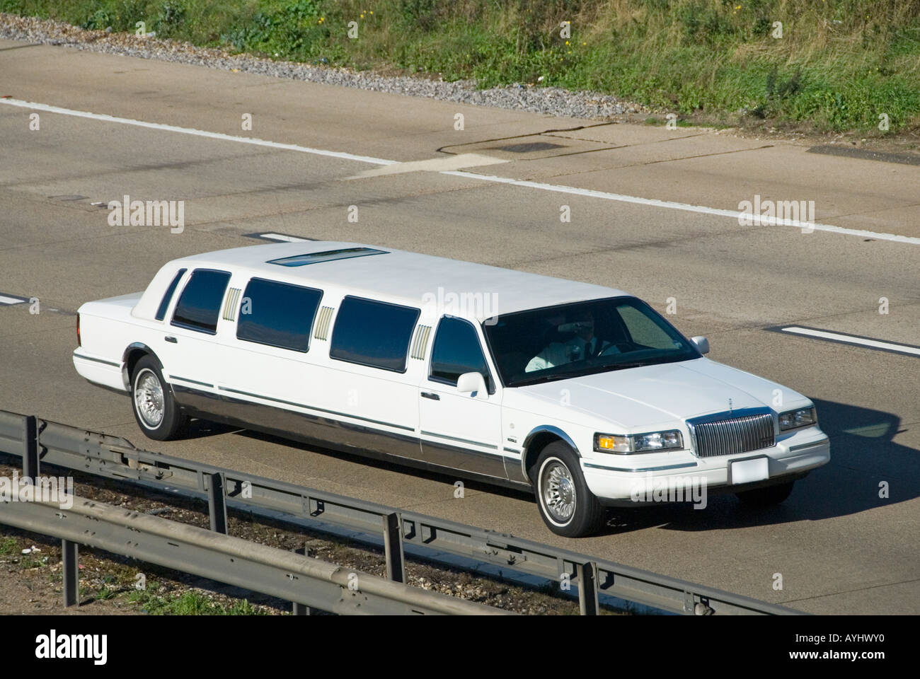 M25 Autobahn Stretch-Limousine an Geschwindigkeit verdeckt Nummernschild Stockfoto