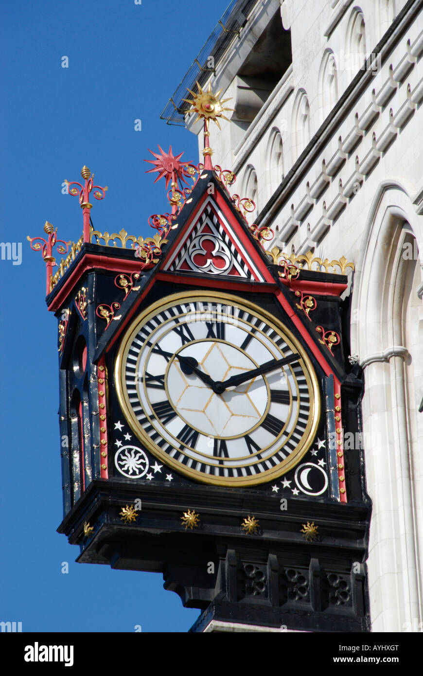 Uhr über die Königliche Gerichtshöfe der Strang-London Stockfoto