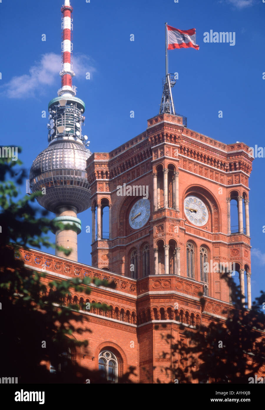 Deutschland. Berlin. Rote Rathaus & Fernsehturm Stockfoto