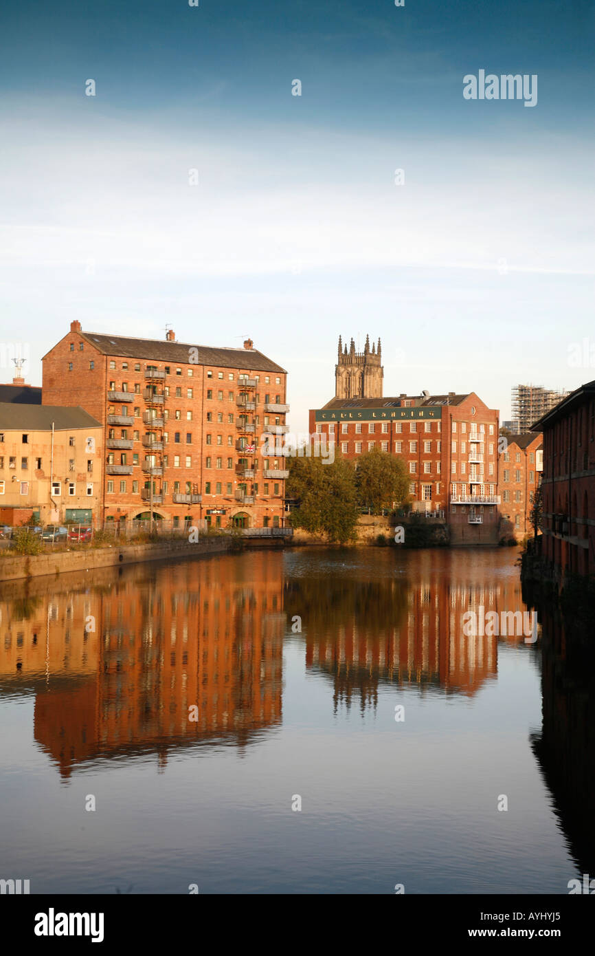 Leeds am Wasser, der Fluss Aire mit Leeds Pfarrkirche in der Ferne. Stockfoto