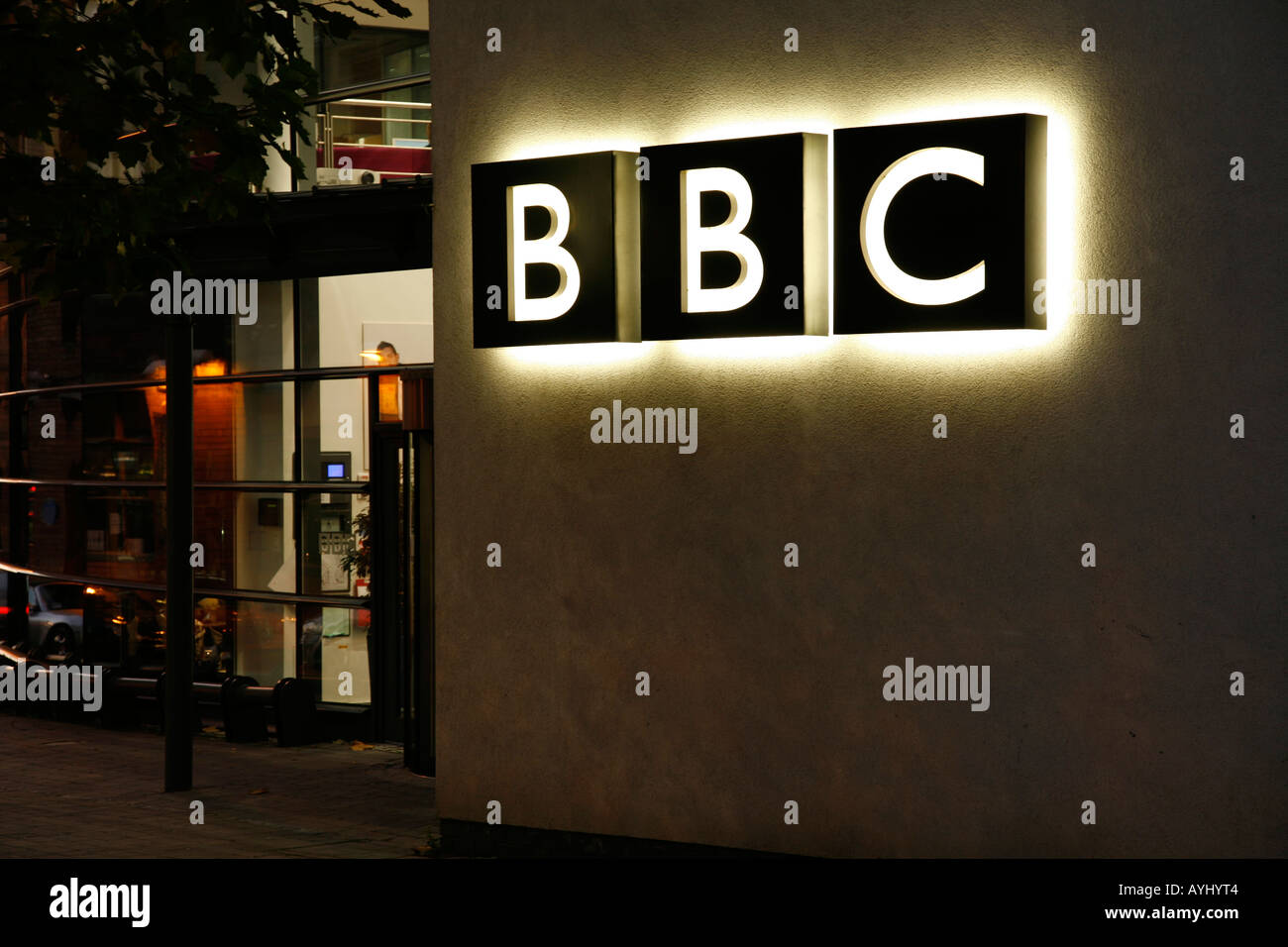 Beleuchtete BBC-Logo am Eingang zu den Leeds TV Studios Stockfoto