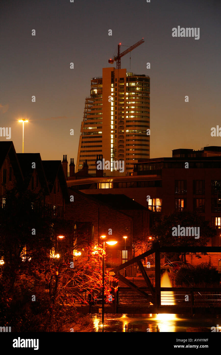 Leeds Riverfront nachts zeigt den Bau von Bridgewater Place. Stockfoto