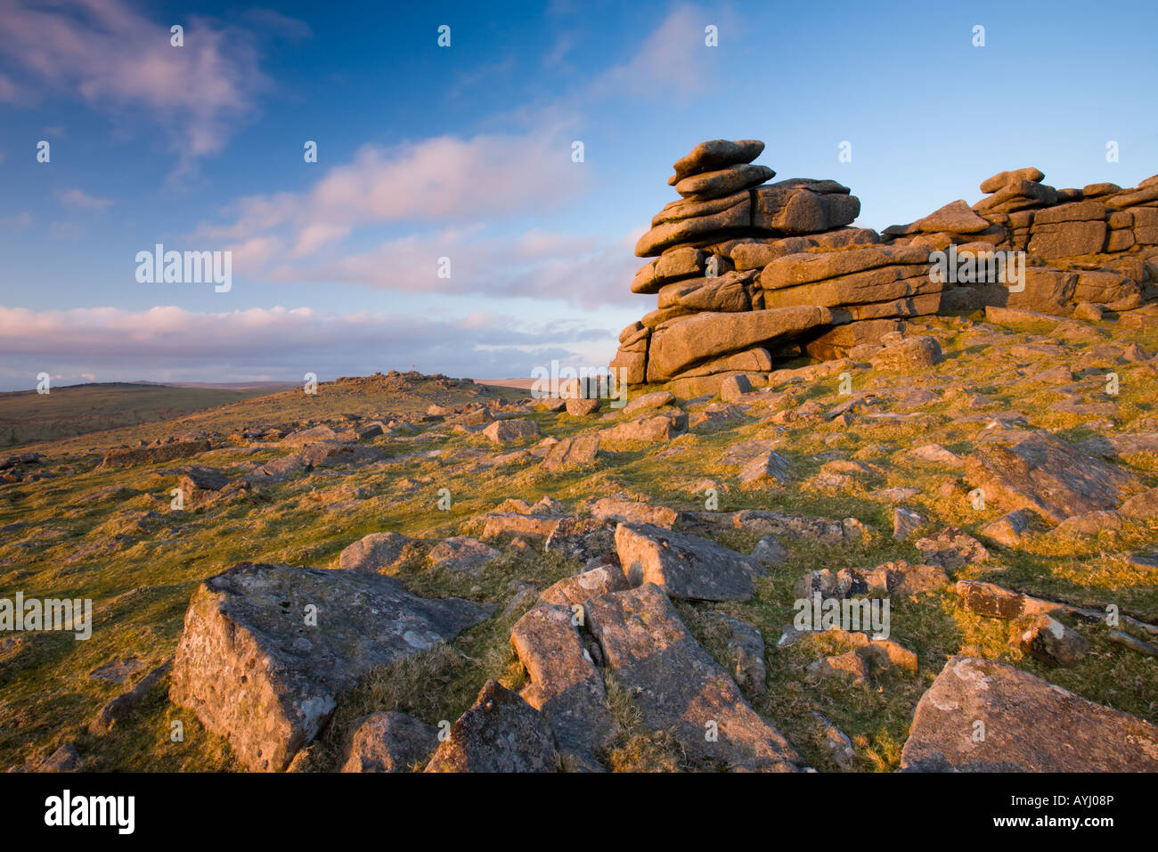 Späten Nachmittag Sonnenlicht leuchtet auf den Granit Felsformationen von großen Grundnahrungsmittel Tor in Dartmoor National Park Devon England Stockfoto