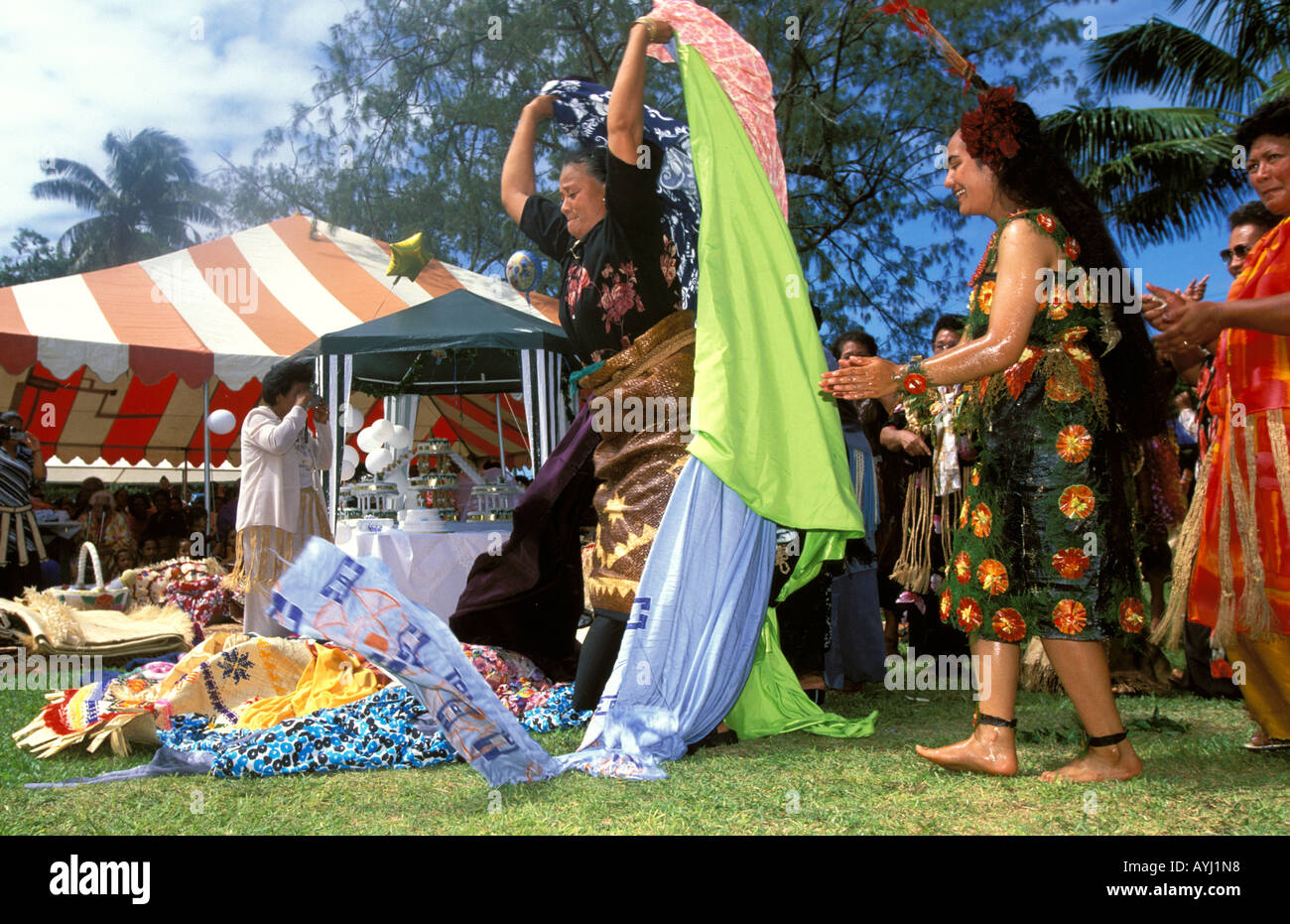 Tonga anwesenden Frauen präsentiert auf traditionelle Weise während einer Party, die von Mitgliedern der königlichen Familie besucht Stockfoto