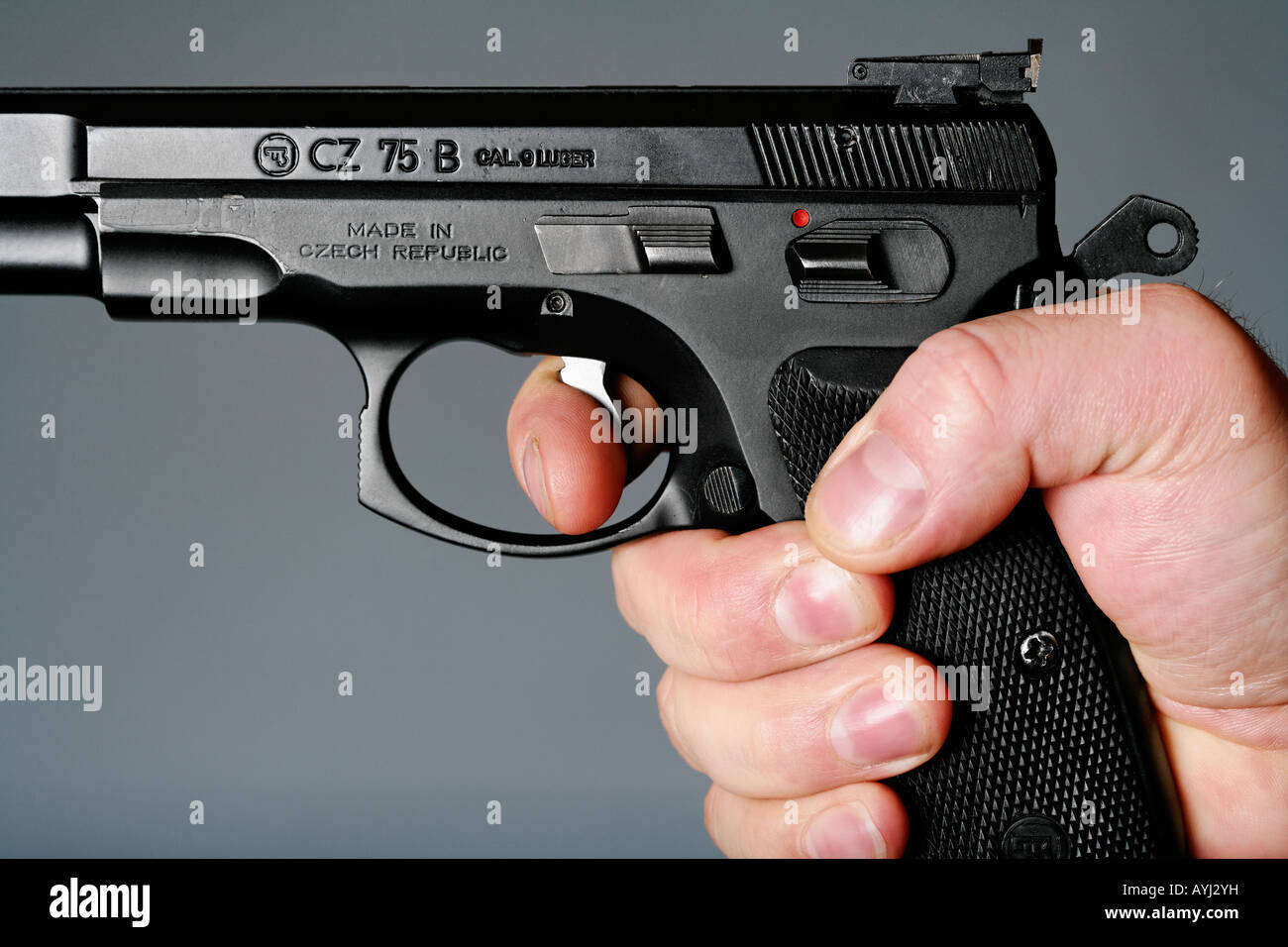 HAND MIT EINER PISTOLE Stockfoto