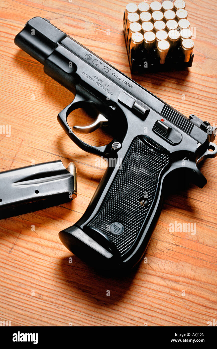 Luger pistol -Fotos und -Bildmaterial in hoher Auflösung – Alamy