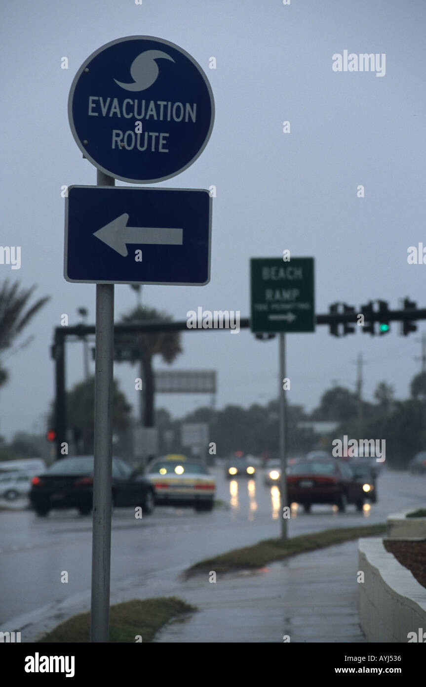 Nasse Straßen und Zeichen markieren den Rettungsweg für Hurrikane in Süd-Florida Stockfoto