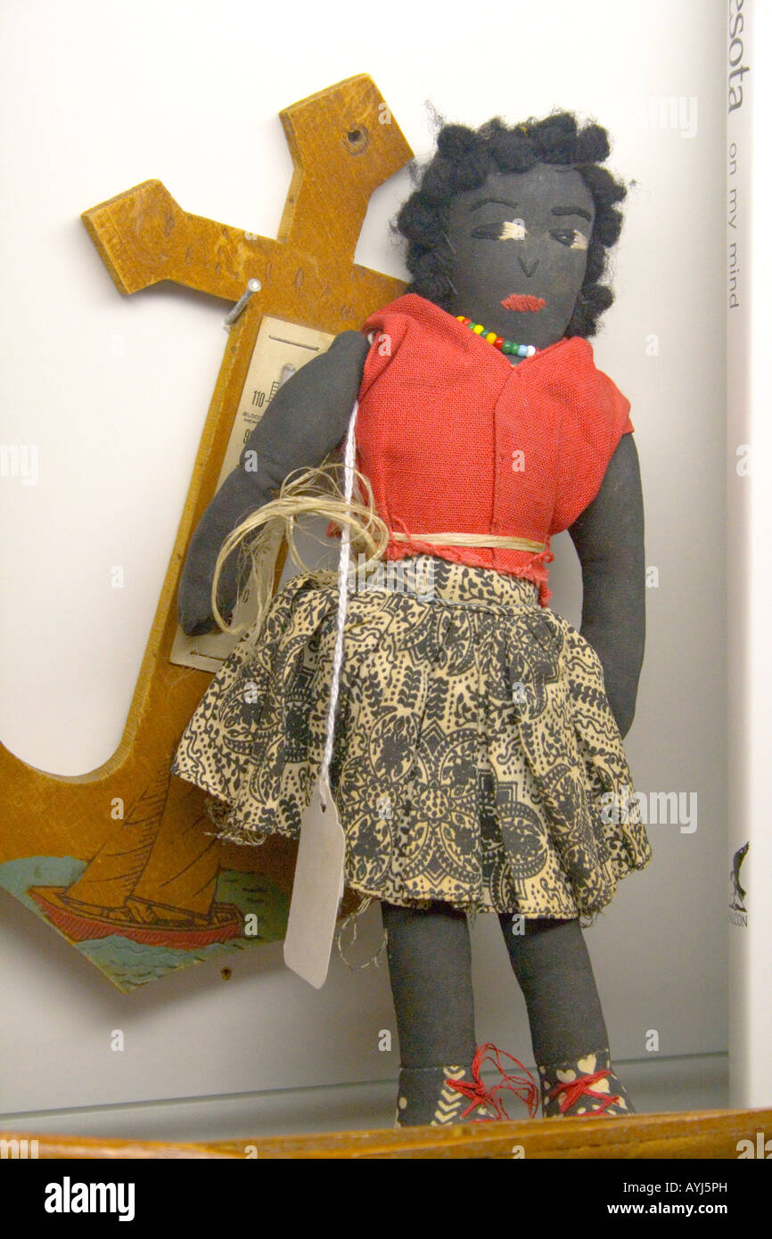 Schwarze Puppe Antiquitätengeschäft Regal mit Anker Thermometer angezeigt. St Paul Minnesota USA Stockfoto