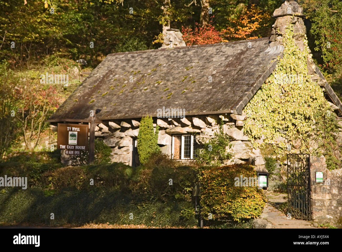 NORDWALES Vereinigtes Königreich November das Hässliche Haus Ty Hyll im Besitz der Snowdonia Society Eryri Snowdonia National Park beherbergt Pot Mel Teestuben Stockfoto