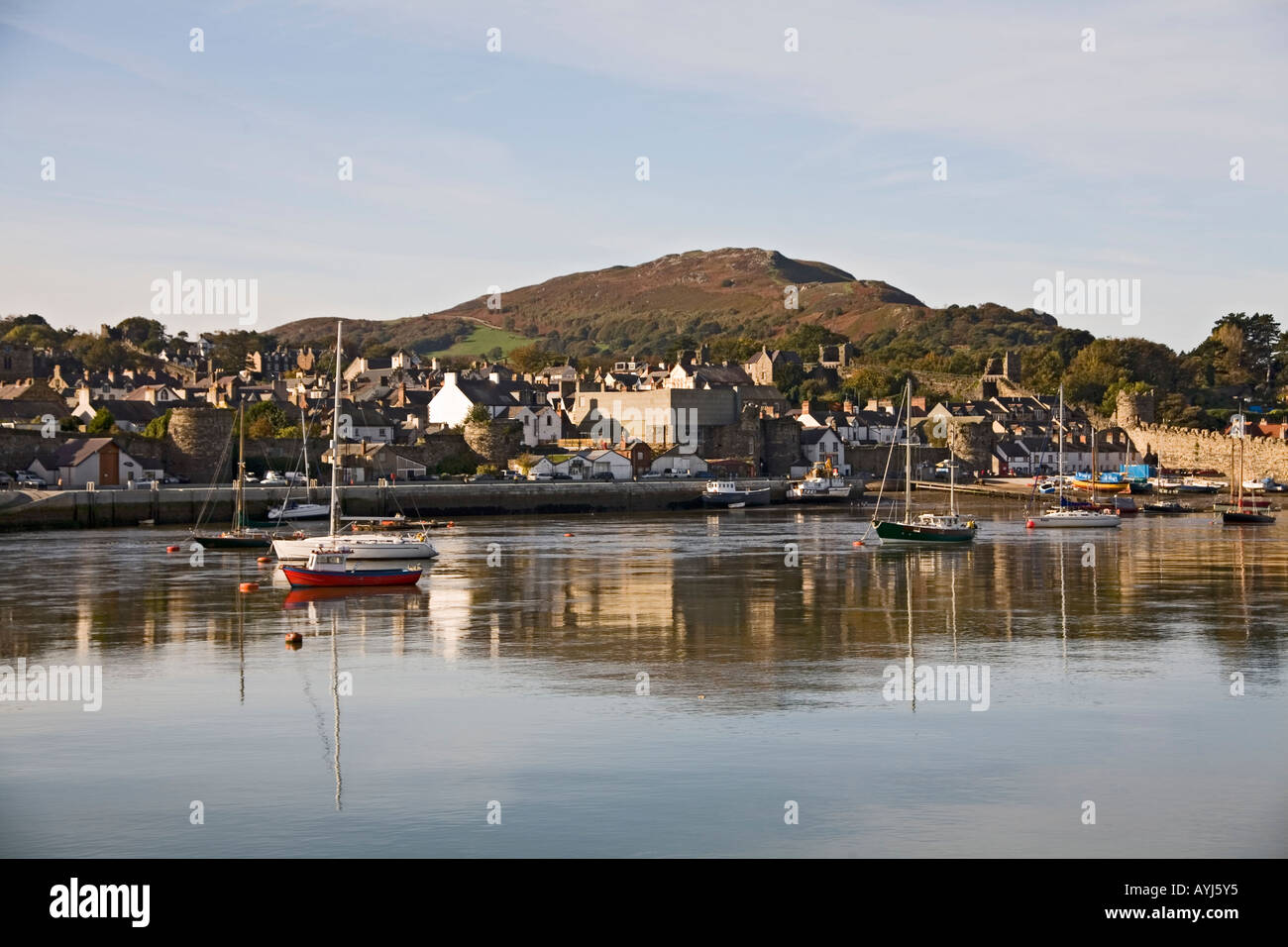 CONWY NORTH WALES November Blick über den Fluss Conwy, Kai dieser mittelalterlichen Mauern umgebene Stadt Stockfoto