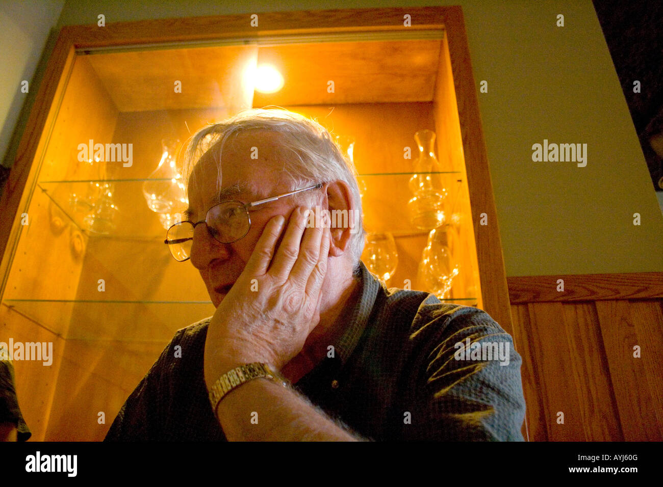 Abendessen Gast Alter 70 im Gespräch im Kernland Contemporary Midwestern Restaurant. St Paul Minnesota USA Stockfoto