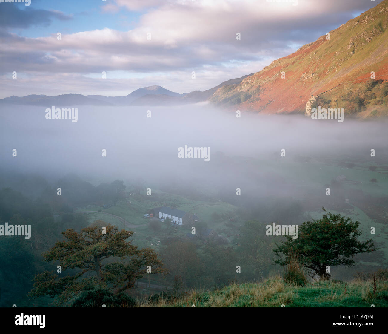 Herbst Sonnenaufgang in Nant Gwynant, Snowdonia-Nationalpark. Wales Stockfoto