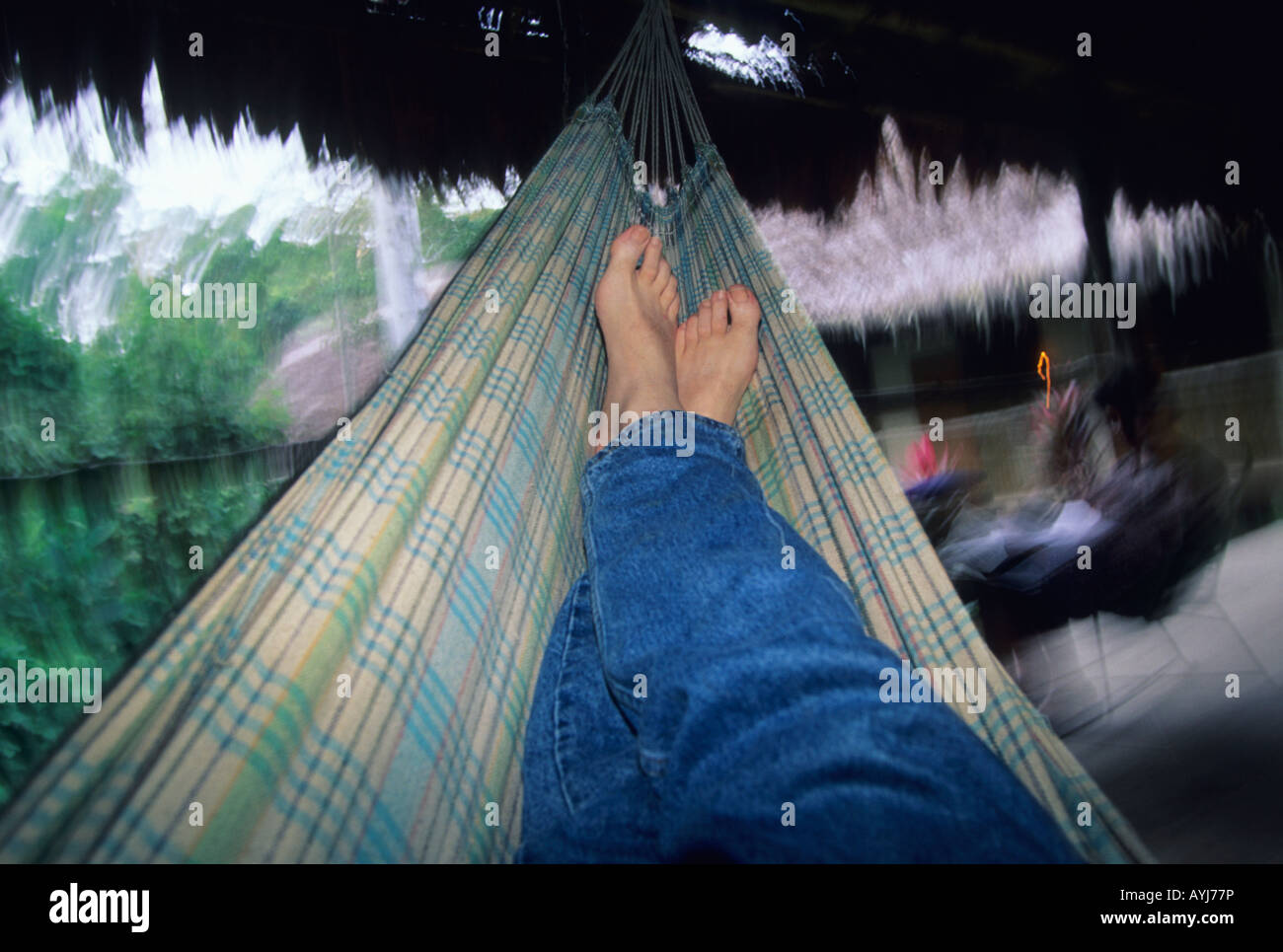 Siesta am Nachmittag in der Hängematte, im Eco-Lodge Amazoniens Peru Stockfoto