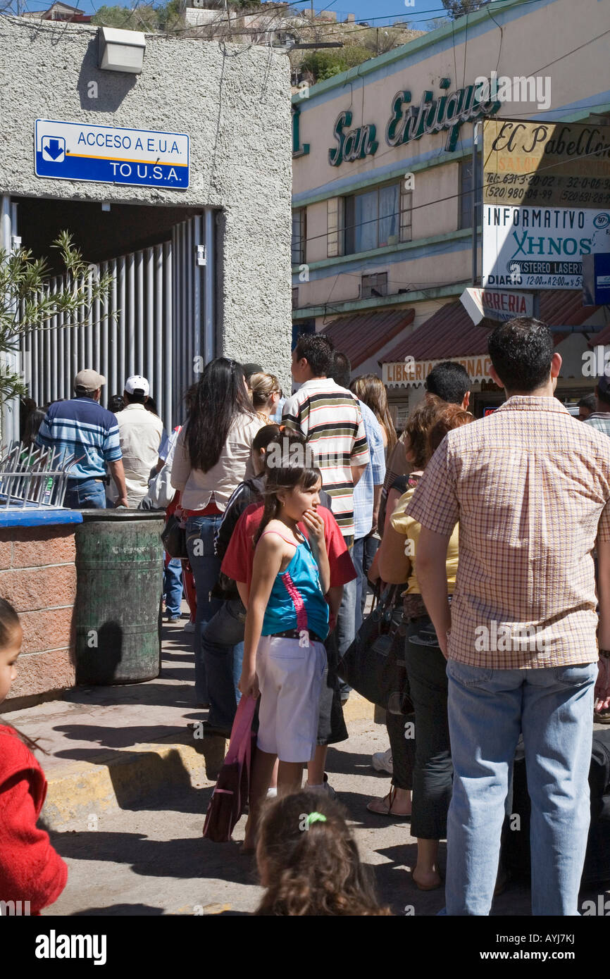 Nogales Sonora Mexiko Menschen Line-up an der Grenze von Mexiko in die USA Stockfoto