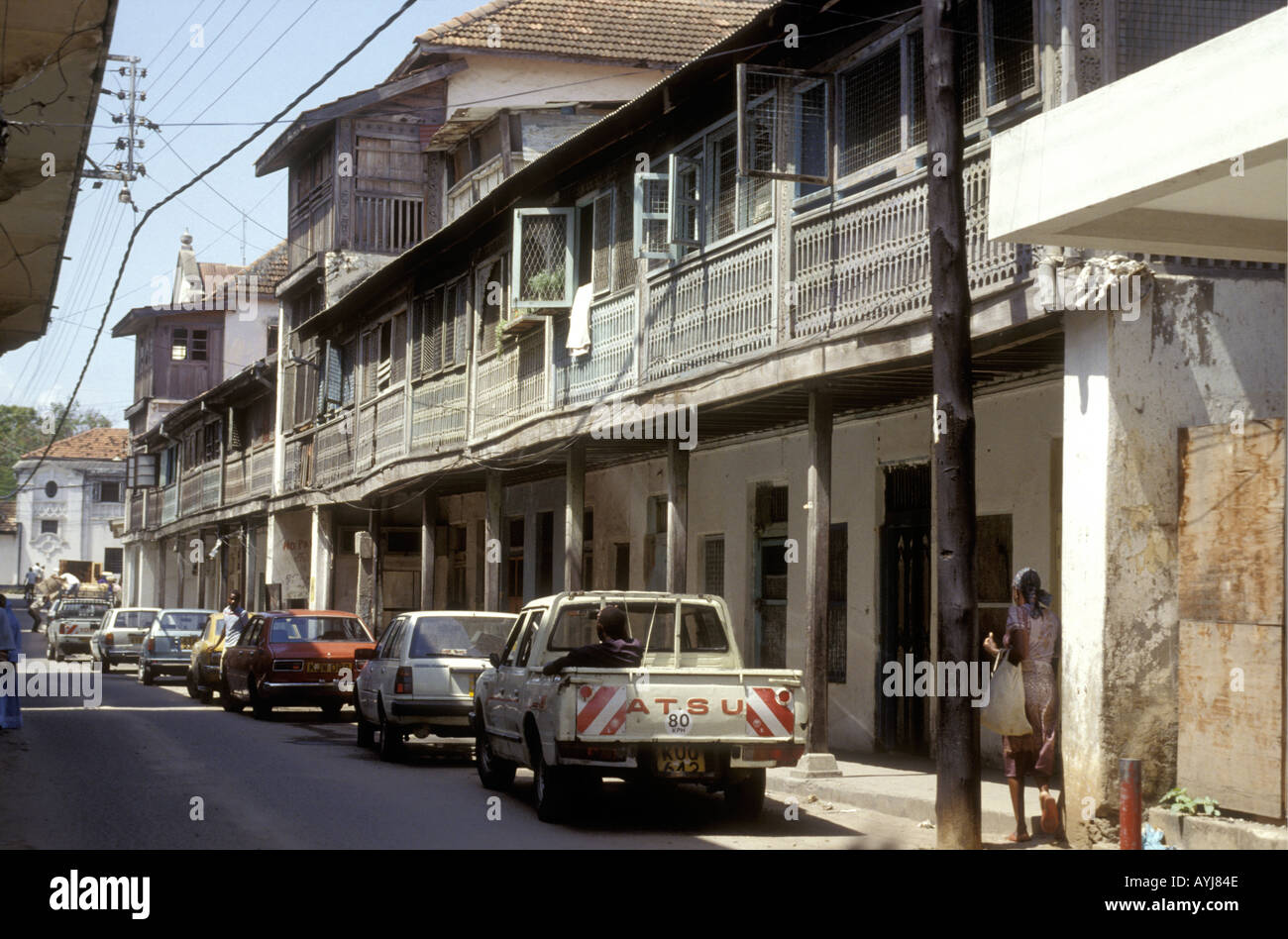 Eine Straße gestaltet von alten Gebäuden mit traditionellen geschnitzten Holzbalkonen in der Nähe der Mandhry in der alten Stadt von Mombasa Stockfoto