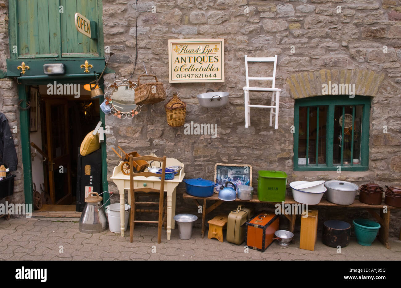 Antiquitäten und Sammlerstücke Shop mit Lager auf Asphalt bei Hay on Wye Powys Wales UK EU angezeigt Stockfoto