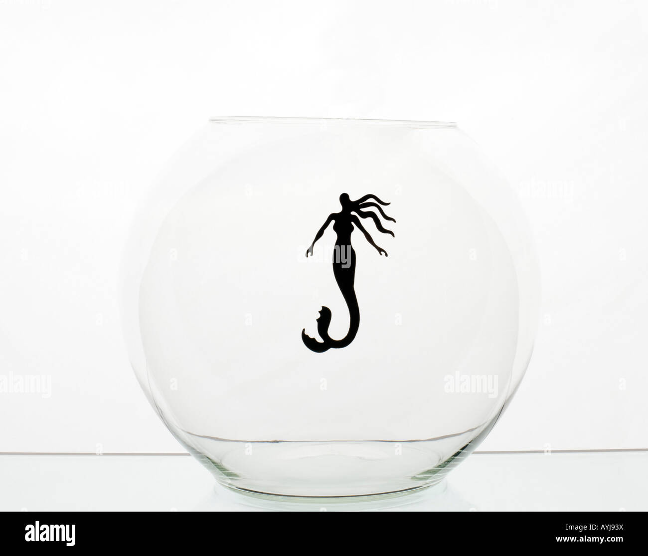 Goldfischglas mit Meerjungfrau-silhouette Stockfoto