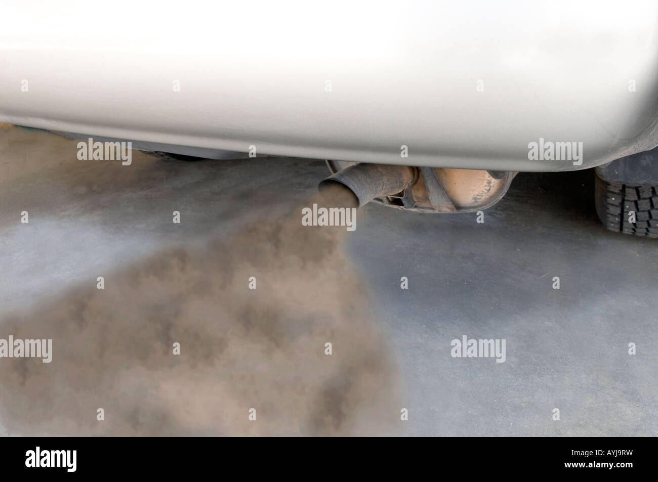 Auspuffemissionen aus einem Autoauspuff, die Verschmutzung der Luft Stockfoto