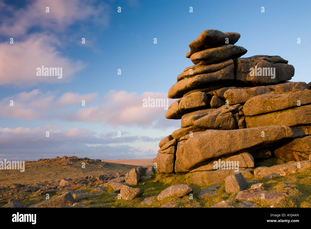 Späten Nachmittag Sonnenlicht leuchtet auf den Granit Felsformationen von großen Grundnahrungsmittel Tor in Dartmoor National Park Devon England Stockfoto