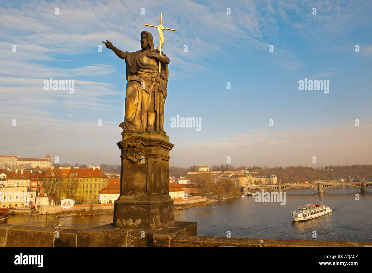 Statue auf der Karlsbrücke mit Wasserbus - Prag - Tschechische Republik Stockfoto