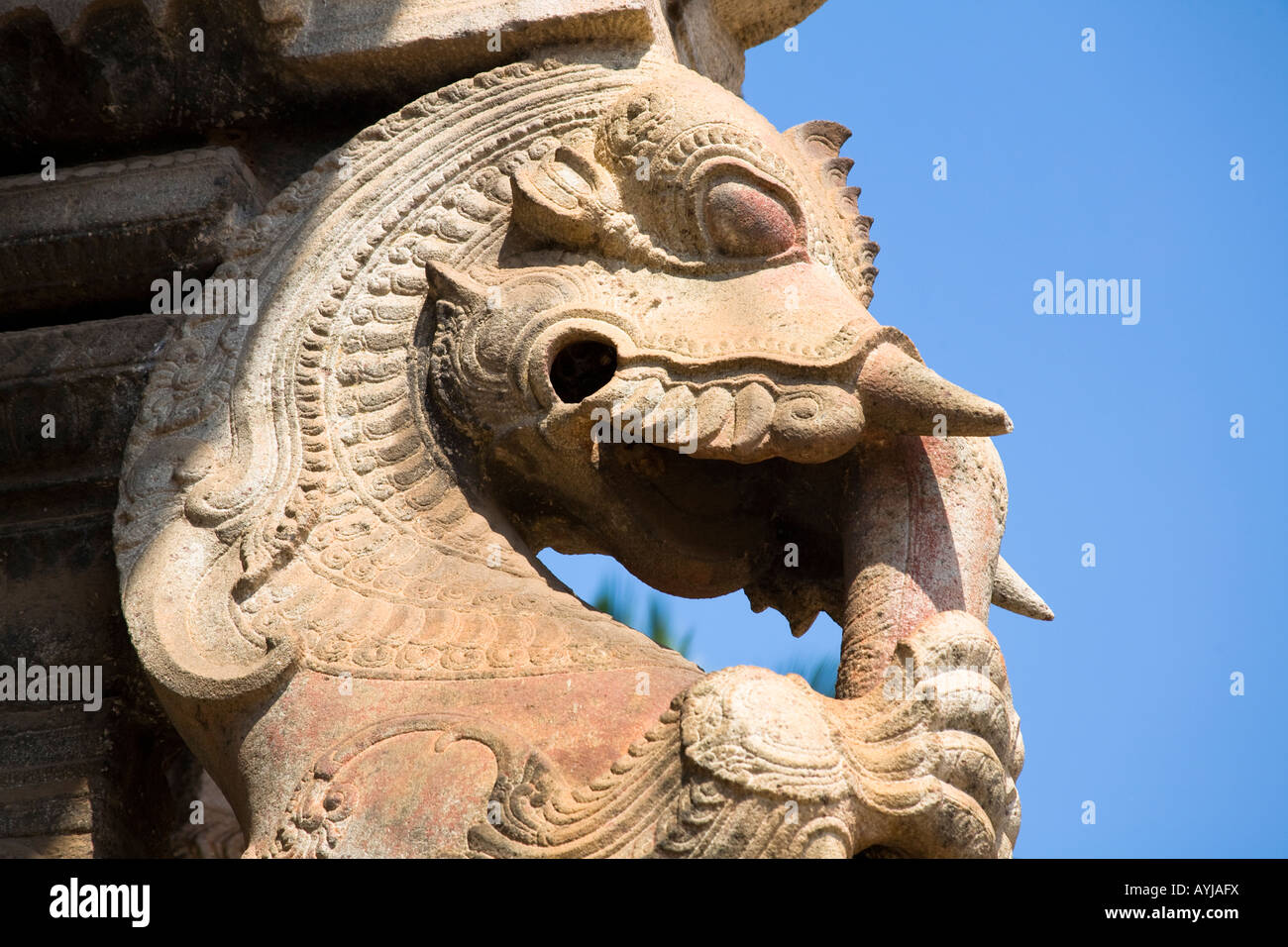 Geschnitzte Statue neben Eingang, Sree Padmanabhaswamy Tempel, Trivandrum, Kerala, Indien Stockfoto