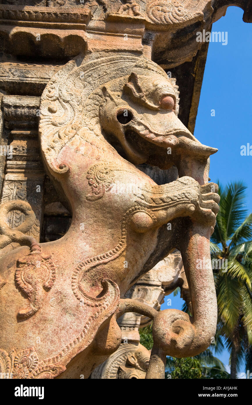Geschnitzte Statue neben Eingang, Sree Padmanabhaswamy Tempel, Trivandrum, Kerala, Indien Stockfoto