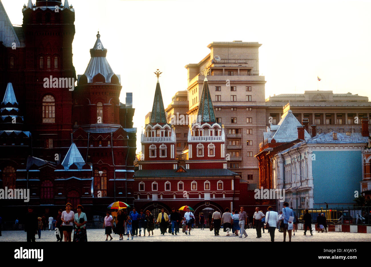 Touristen und russische Menschen Fräsen rund um den Kreml, Roter Platz, Moskau, Russland Stockfoto