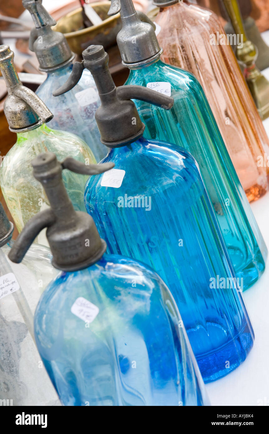 Sammlung von Glas Wasser Siphons für Verkauf an Antiken und collectibles Markt in L'Isle sur la Sorgue, in der Nähe von Avignon in der Provence Stockfoto