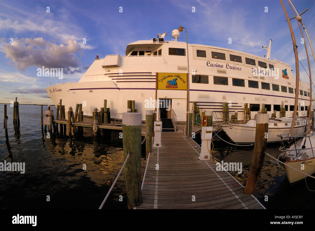 Casino-Kreuzfahrten M Boot am Hafen warten auf Passagiere Stockfoto