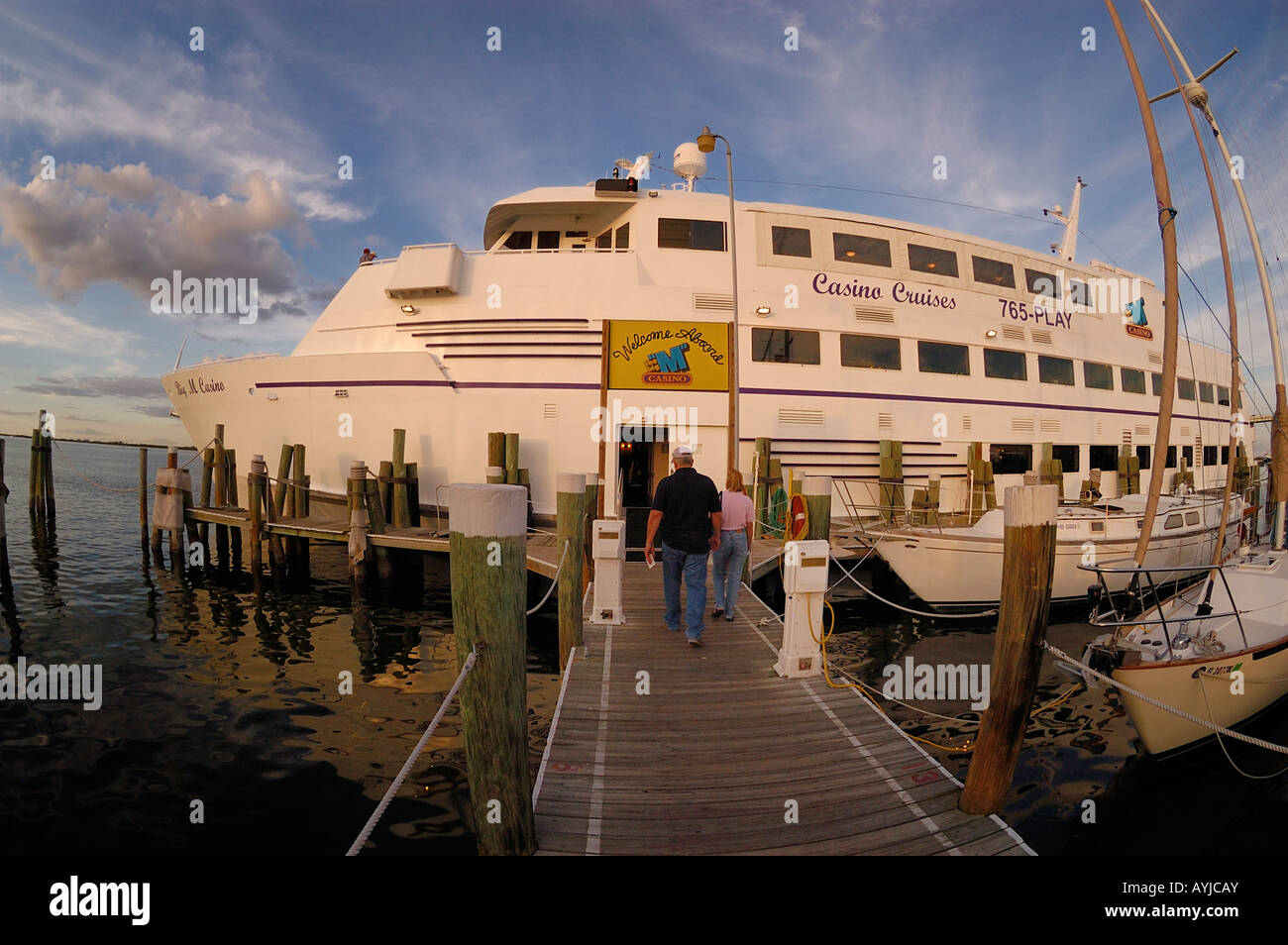 Casino-Kreuzfahrten M Boot am Hafen warten auf Passagiere Stockfoto
