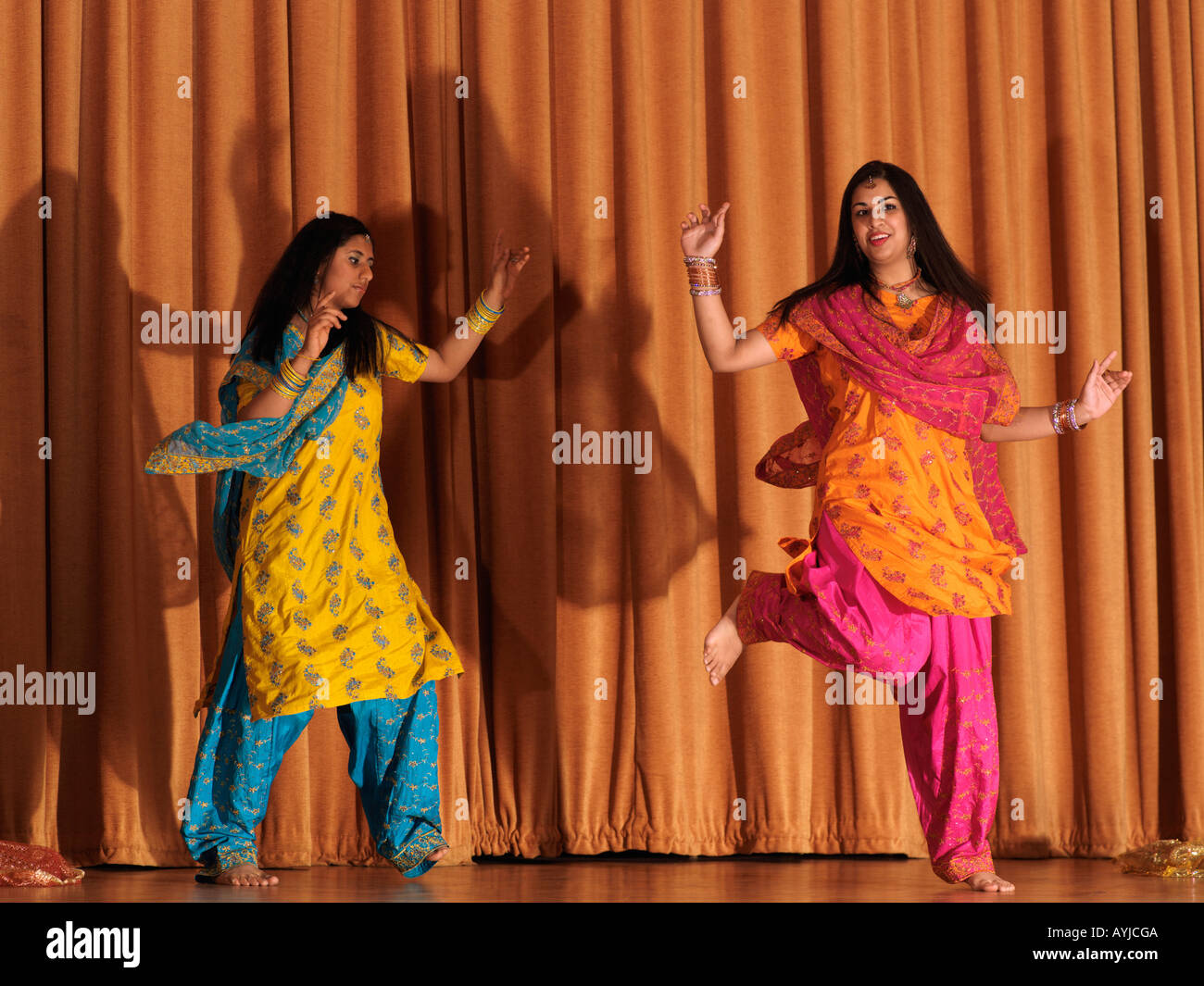 Mädchen tanzen an Diwali Feiern Wandsworth Town Hall London England Stockfoto