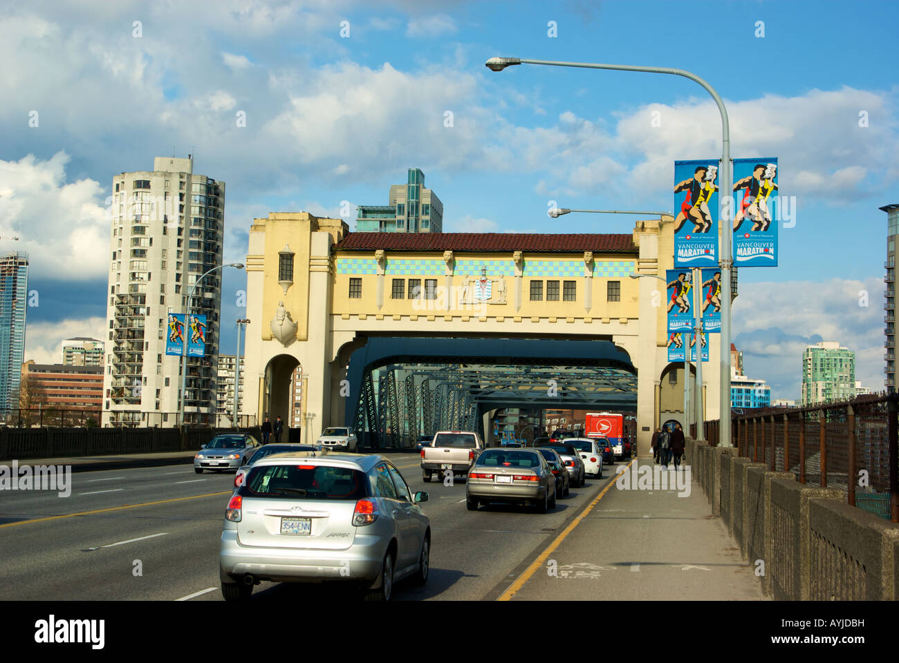 Verkehr und Autos auf der Burrard Street Bridge in am Nachmittag Rush Hour Überschrift in die Innenstadt Stockfoto